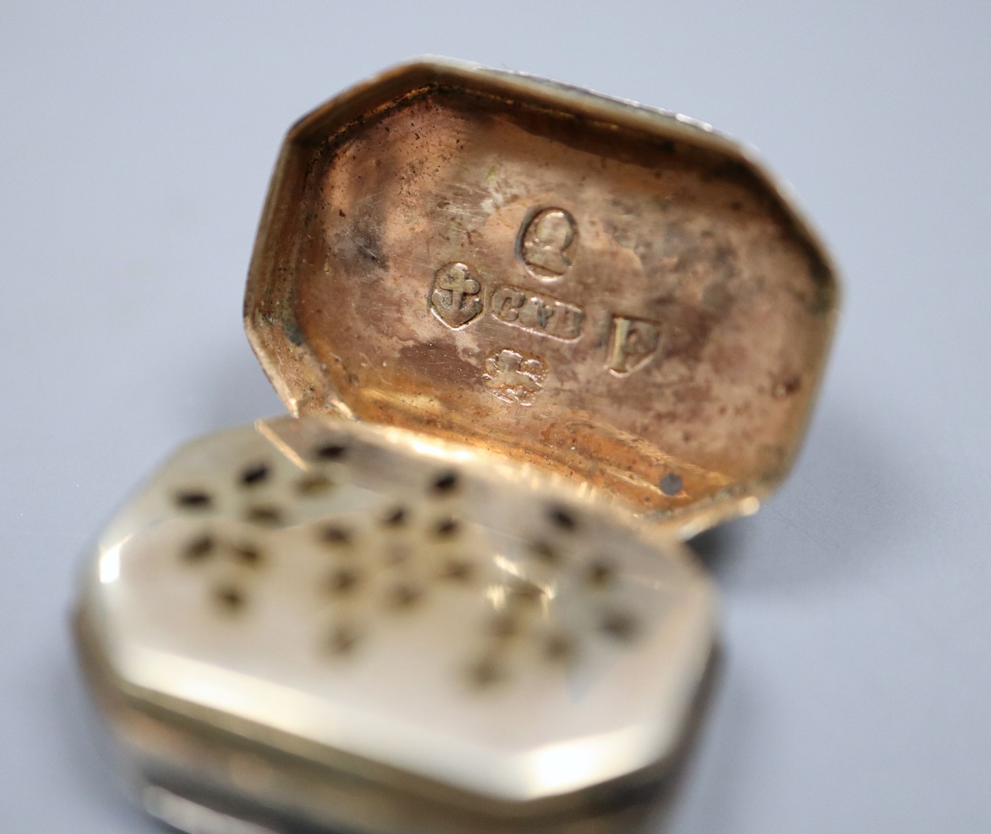 A late Victorian silver sovereign case, Birmingham, 1899 and a George III silver vinaigrette, Birmingham, 1813, 21mm.